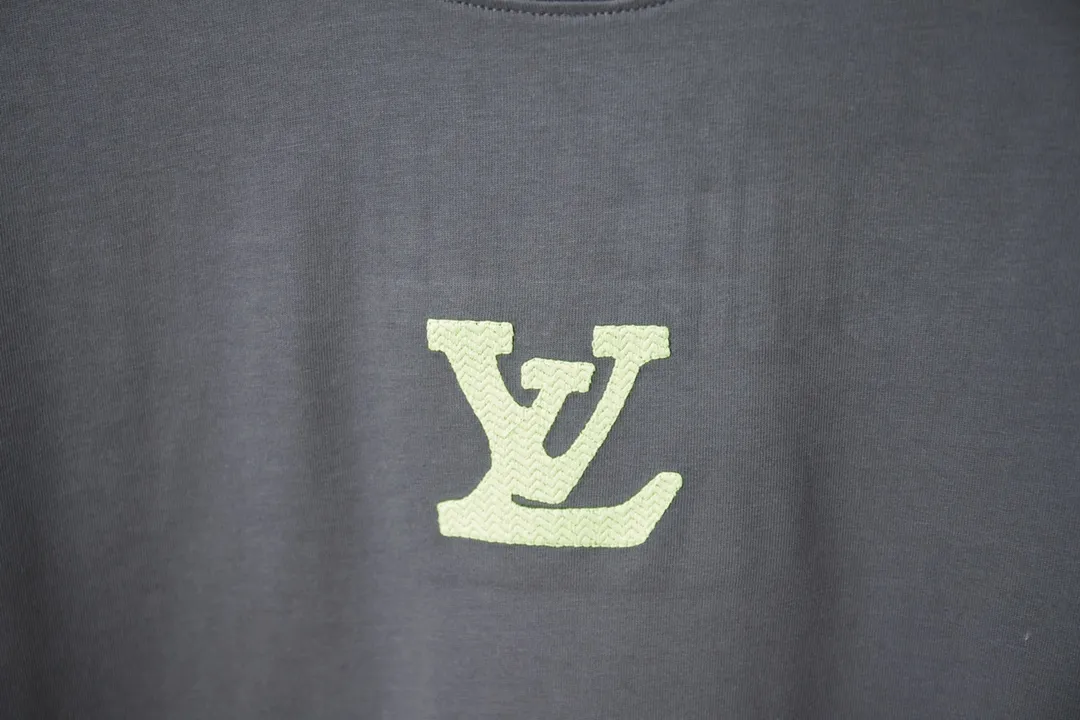 🅿️190 1V 25SS early spring new style embroidered LV letter short sleeves light luxury essential item for daily commuting for men and women Correct version Welcome to compare Detailed features · 320g 100% pure cotton double yarn jersey fabric · Special thickened 32 pieces of double-strand 1X1 thread in the same vat · Imported Tajima machine hollow show embroidery LV letter craft. Ready-made clothes are washed to make the embroidery softer · Double-needle stitching and cross-seam technology · Original main mark, washed tag, brand moisture-proof paper packaging Color: black/white/grey Size: S/M/L/XL